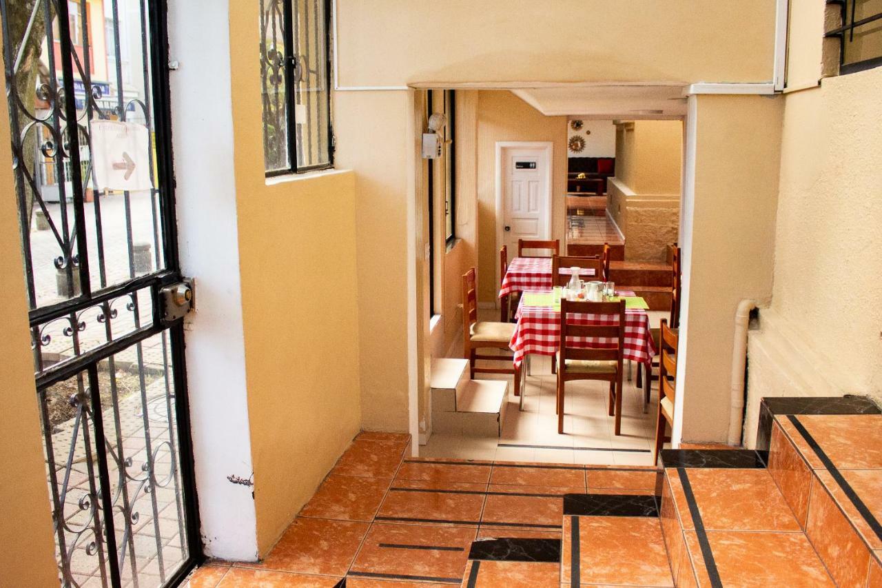 Hostal Loro Verde キト エクステリア 写真